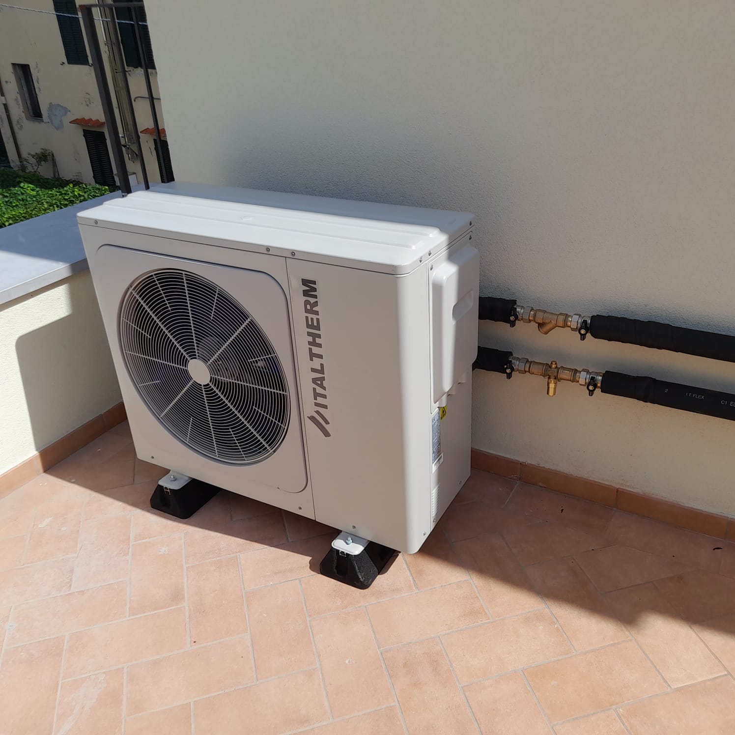Unità esterna di climatizzazione installata da Idrotermica VentiVenti