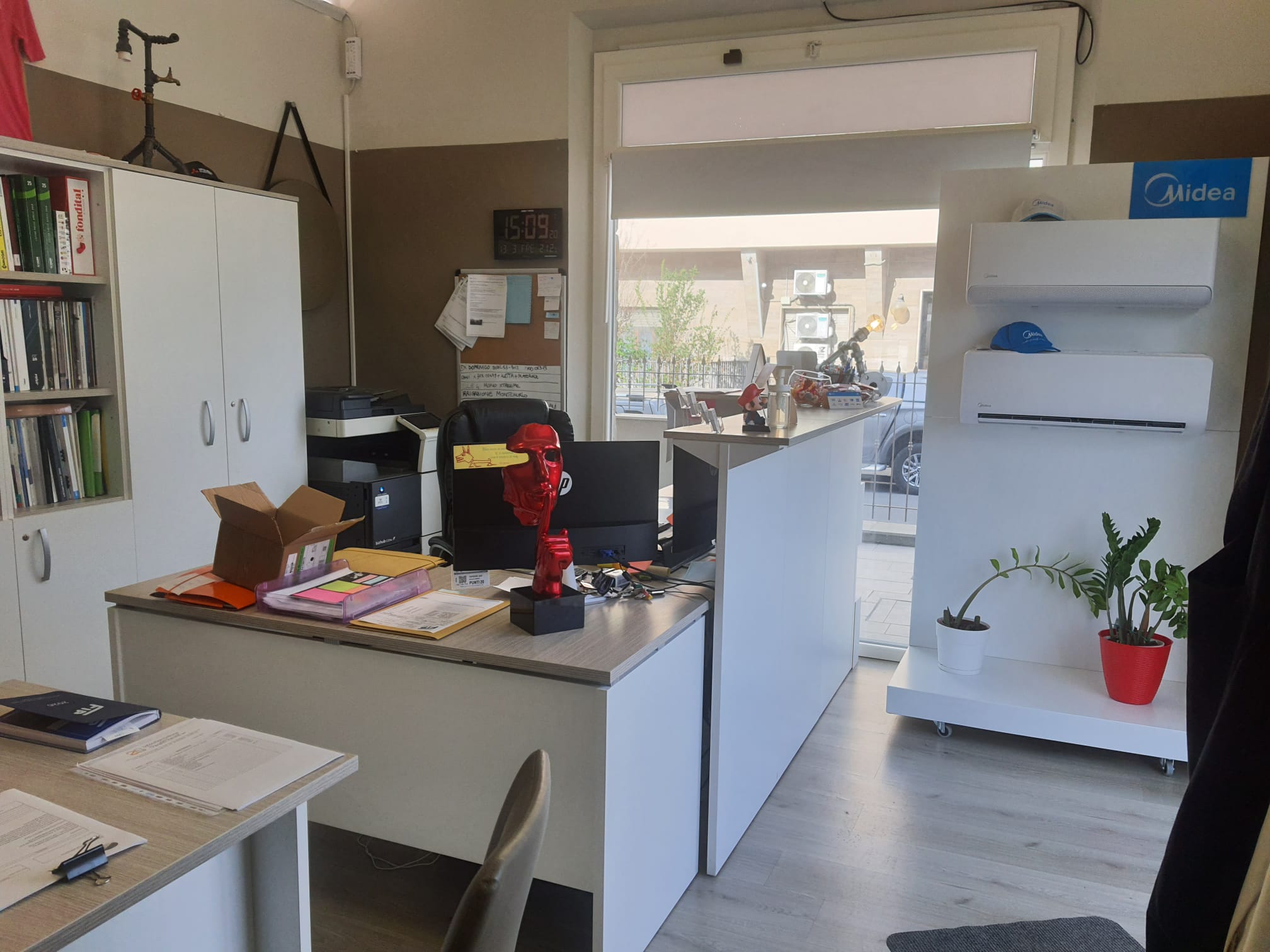 Showroom con climatizzatori nella sede di Prato